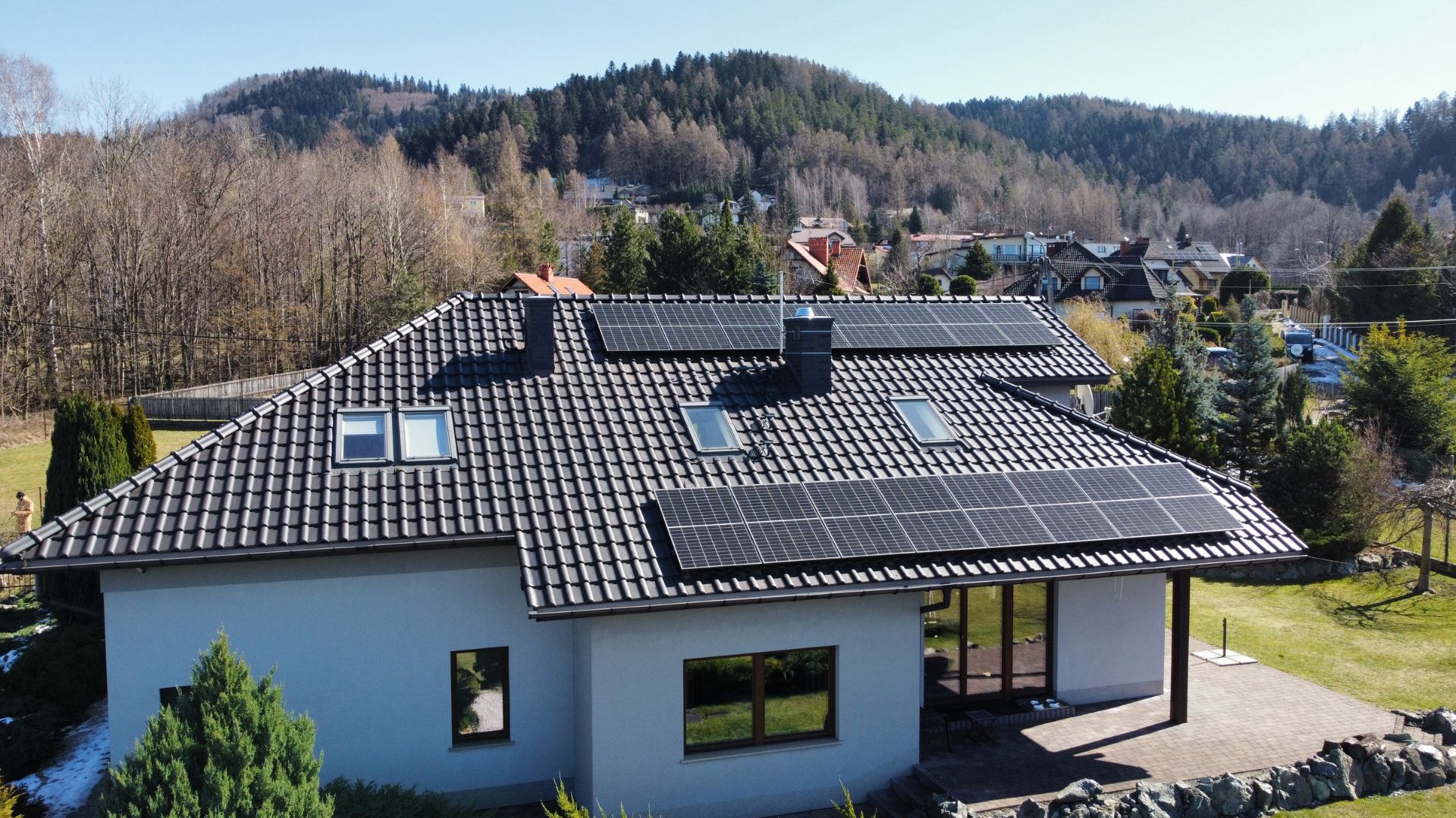 bank-pradu-fotowoltaika-panele-sloneczne-panele-sloneczne-dach-offgrid-inverter